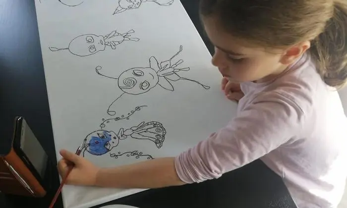 Martina Kittinger malt mit ihrer Tochter