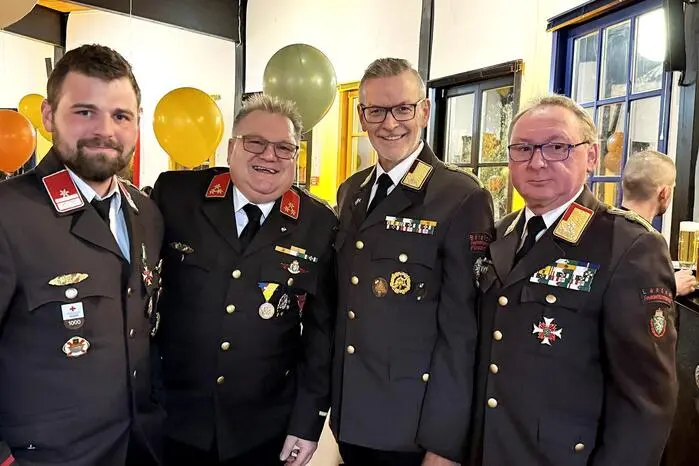 Unter ihnen fanden sich neben den umliegenden Wehren auch Bereichsfeuerwehrkommandant Gerald Derkitsch und die Abschnittsbrandinspektoren Siegfried Flechl, Gerald Freitag, Gerald Gölles, Johann Stürzer, Karl Lederer, Karl Kaplan und Heinrich Krammer ein.