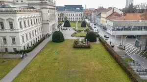 Die Tiefgarage, die gemeinsam mit dem Center of Physics geplant ist, würde den gesamten Universitätsplatz vor dem Uni-Hauptgebäude einnehmen. Zufahren würde man über die Halbärthgasse, die Einfahrt ist neben dem Institutsgebäude am oberen Ende des Bildes geplant.