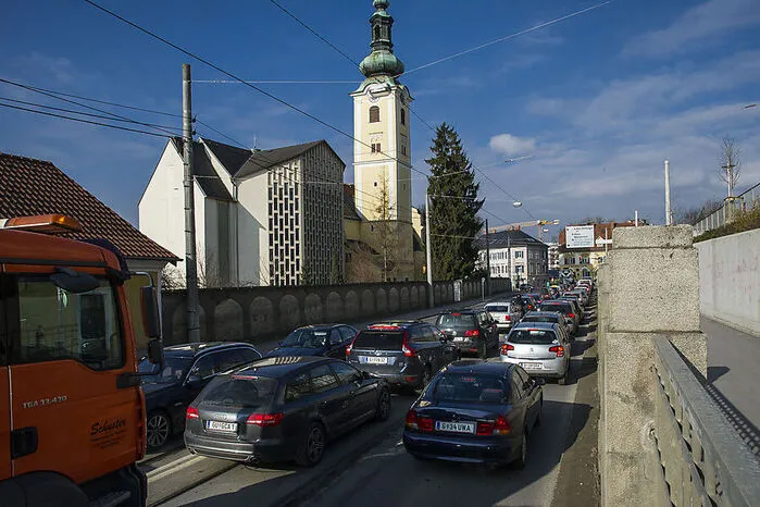 Durch die langwierigen Baustellen quälen sich die Pendler oft im Schritttempo die Riesstraße entlang.