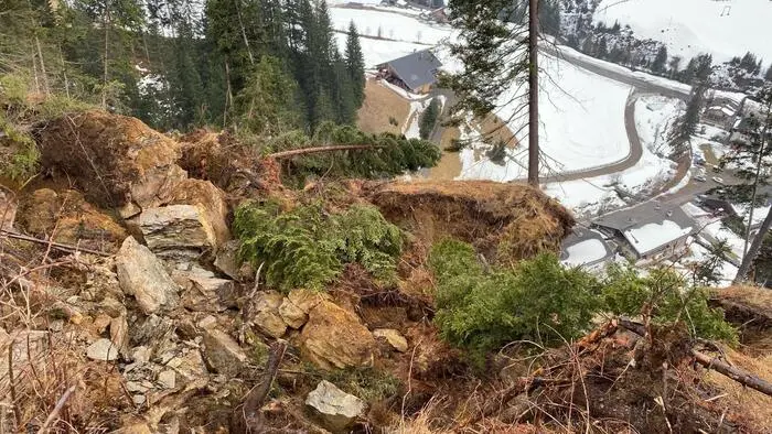 Oberhalb des Hofes lauert große Gefahr