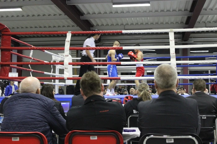 Boman Ali Salehi (rote Ecke) gegen Mazaher Rahimi (blaue Ecke). Rahimi aus Wien konnte gegen den Klagenfurter vom Boxclub E&S gewinnen.