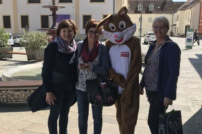 Neben den Süßigkeiten konnte man natürlich auch ein Foto mit dem Osterhasen machen.