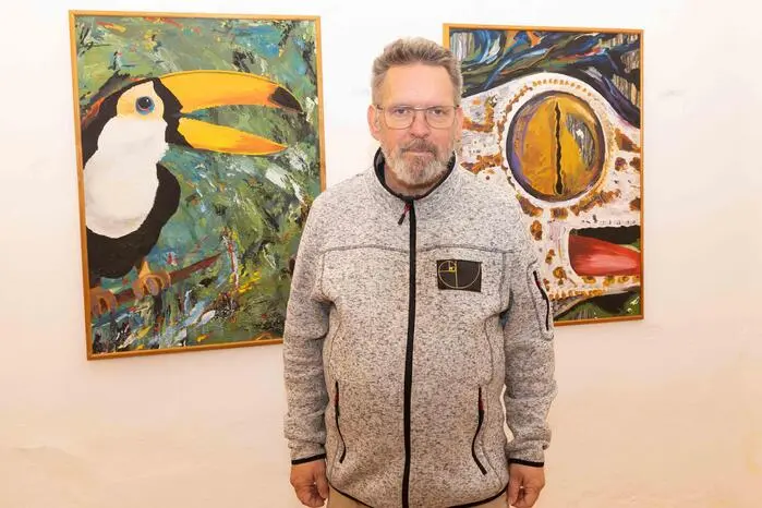 Die Ausstellung läuft noch bis 30. November und zeigt einen Querschnitt durch das vielseitige Werk des Künstlers, das sowohl malerisch als auch erzählerisch starke Akzente setzt.