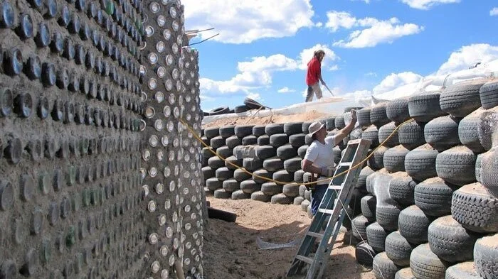 Für die Mauer können alle möglichen Baumaterialien verwendet werden, auch Abfälle wie alte Autoreifen oder Dosen. Sie werden mit Erde, Sand oder Lehm zu einer festen Wand verarbeitet.