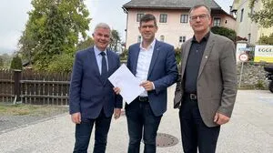 Pfaller, Gruber und Obersteiner (von links) trafen sich zum Fototermin - nicht ohne Kritik