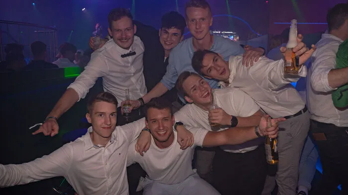 Klicken Sie sich durch die Fotos der Partynacht