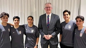 Australiens Regierung hat fünf iranischen Fußball-Teamspielerinnen Asyl gewährt. 