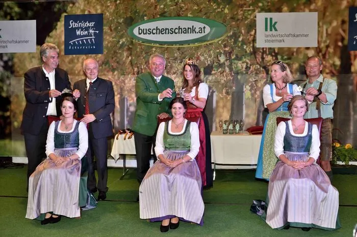 Im Mittelpunkt stand die Krönung der neuen Weinhoheiten Maria Jöbstl, Katja I. Silberschneider und Lisa Peinsipp.