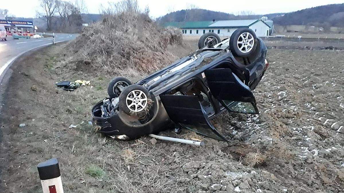 Der Unfall-Pkw kam auf dem Dach liegend zum Stillstand