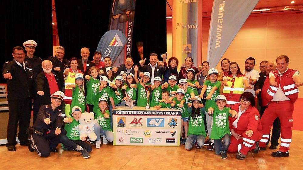 Die strahlenden Sieger der Montessori-Volksschule mit Gratulanten