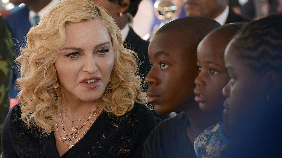 Madonna mit drei ihrer Adoptivkinder, David, Stella und Mercy