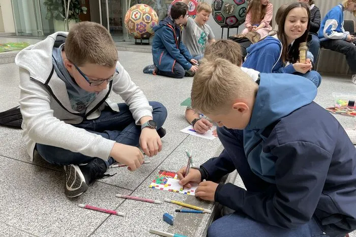 Inspiriert von den Kunstwerken bekamen die Schüler die Aufgabe, selbst etwas zu den Themen der Ausstellung zu zeichnen