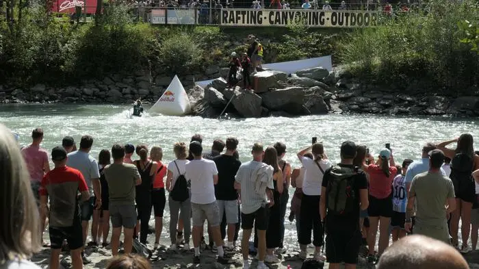 In der Pfister mussten die Paddler aus dem Wasser und nach einem kurzen Sprint... 
