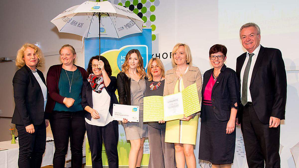 ZAM in Leibnitz. Andrea Gössinger-Wieser, Irmgard Gutmann, Sidonia Pflügl-Müller, Brigitte Hieß, Brigitte Scherübl, Helga Sams, Bernadette Kerschler und Anton Lang 