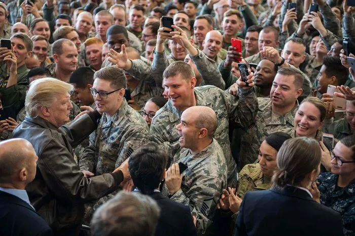 "Wir stehen dankbar an Eurer Seite, die Ihr unseren Weg zu leben verteidigt." Solange er Präsident sei, werde das US-Militär immer alle nötigen Ressourcen haben, sagte Trump. Und es werde immer, immer gewinnen.