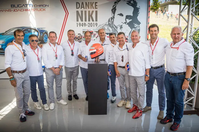 Die Legenden im Gruppenbild: Emanuele Pirro, Jean Alesi, Jos Verstappen, David Coulthard, Gerhard Berger, Hans-Joachim Stuck, Patrick Dempsey, Tom Kristensen, Dieter Quester, Mark Webber und Helmut Marko 