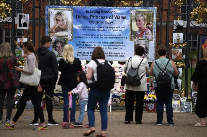 Diana-Verehrer vor dem Palast