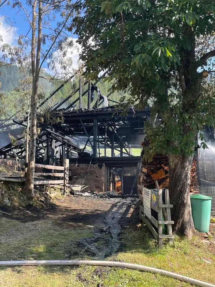 Ausmaß der Zerstörung nach dem Brand: Der Stall brannte bis auf die Grundmauern nieder