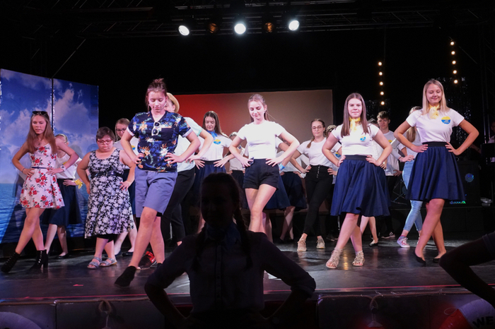 Mit viel Temperament und tollen Tanzeinlagen begeistern die Schülerinnen und Schüler sowie Laura Pfurtscheller als Gastschauspielerin.