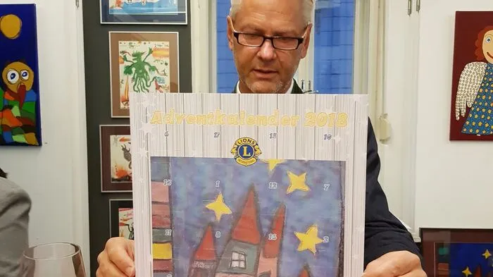 Lions-Präsident Peter Schernthaner und der neue Kalender