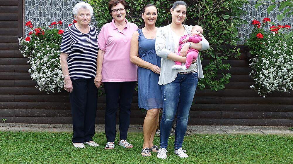 Eine hübscher als die andere: Nora (2 Monate), Anja Hanus (26), Edvina Hanus (50), Ottilie Matejovsky (67) und Gertrude Vidalli (86)	