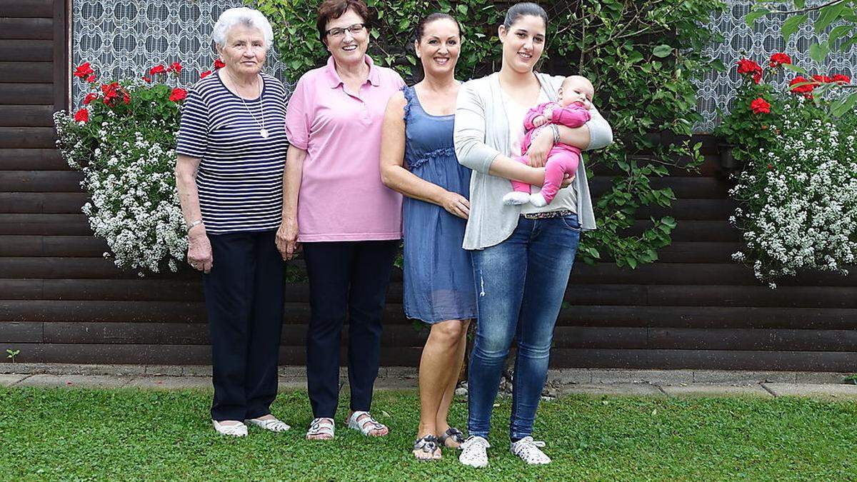 Eine hübscher als die andere: Nora (2 Monate), Anja Hanus (26), Edvina Hanus (50), Ottilie Matejovsky (67) und Gertrude Vidalli (86)	