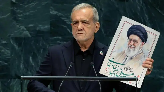 Irans Präsident Masoud Peseschkian hielt vor der UNO ein Portrait des getöteten Obersten Führers, Ali Khamenei, hoch.