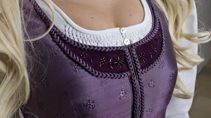1. DekolleteModern: Je knackiger der Busen, desto mehr kann man sich erlauben. Es kann sexy sein, aber auch schnell ordinär wirken. Traditionell: Beim traditionellen Dirndl gibt’s einen runden Ausschnitt, bei dem man noch genug von der Bluse sieht.