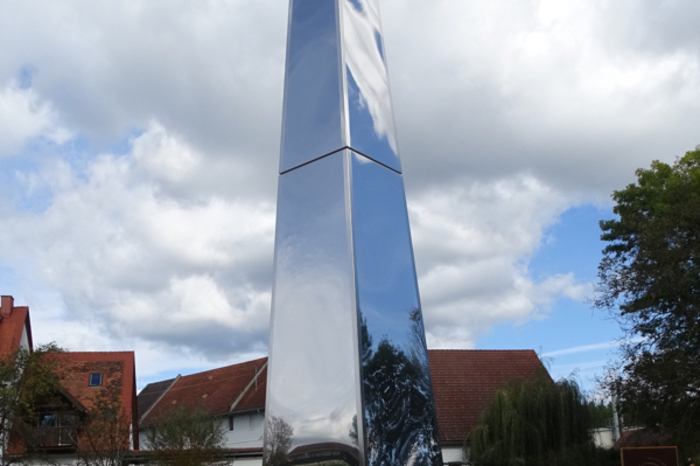 Obelisk errichtet von Wolfgang Neffe 2019 im Gedenken an Josef Neffe, Theresia Neffe und Anna Schils.
