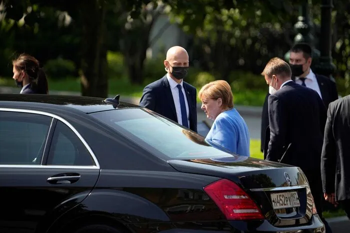 "Die Zeit wird gut gefüllt sein", sagte Merkel. Es werde auch um die Lage in Afghanistan und um bilaterale Fragen wie die Arbeit von Nichtregierungsorganisationen gehen.
