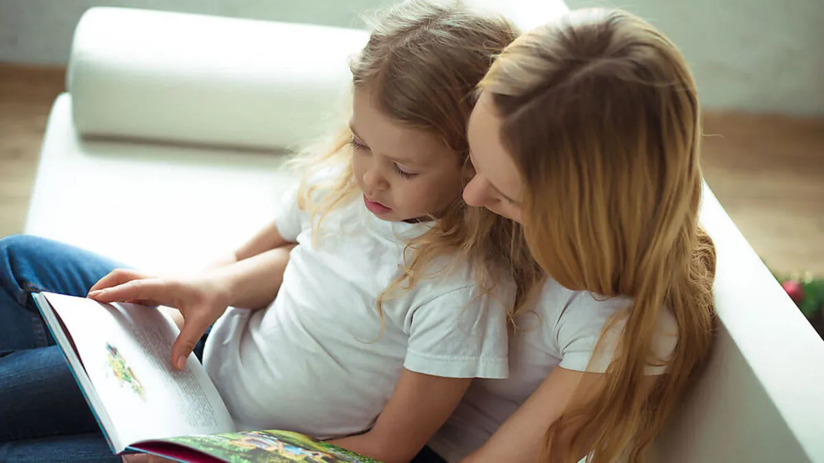 Regelmäßiges Vorlesen fördert auch das Sozialverhalten. 