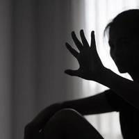 Die Tatverdächtigen traten dem Mädchen mehrmals gegen den Kopf