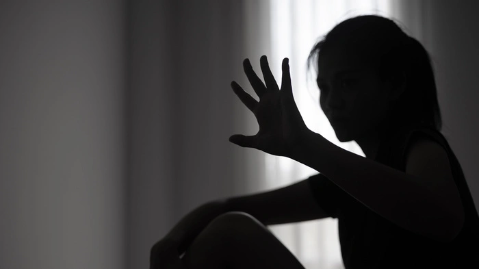 Die Tatverdächtigen traten dem Mädchen mehrmals gegen den Kopf