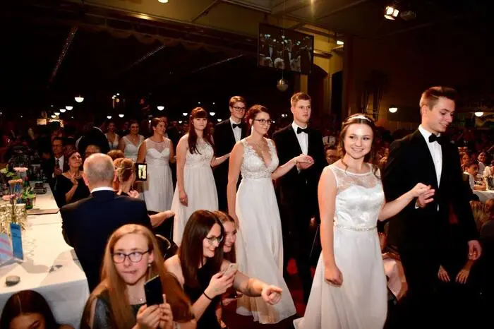 Auch die ideenreiche Mitternachtseinlage ließ die Einflüsse des Musicals Mamma Mia erkennen und steigerte die Stimmung im Ballsaal