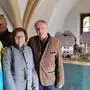 Pfarrer Rudolf Rappel, Helmut Scherngell, Johanna und Franz Waldauer vor dem „Dörfl“, einem Modell der Gegend um die Andreaskirche im 18. und 19. Jahrhundert