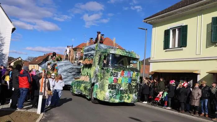 Bei Kaiserwetter schlängelten sich am Wochenende 16 aufwendig gestaltete Themenwagen durch St. Peter am Ottersbach