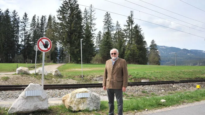 Kurt Edlinger vor dem gesperrten Übergang