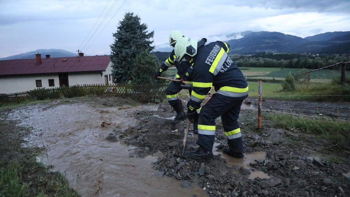 Bei einem Starkregeneinsatz im Bezirk konnten Einsatzkräfte der Feuerwehr St. Lorenzen ein Einfamilienhaus vor den Wassermassen retten