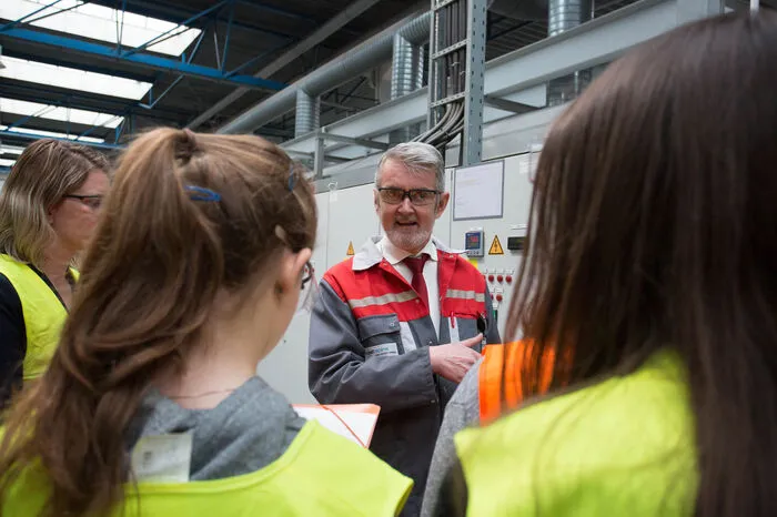 Innovationsmanager Walter Berger erklärt Produktionsschritte.