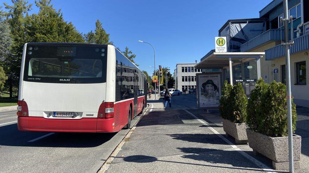 Die Haltestelle „Stadthalle“ nahe dem Gymnasium St. Martin wird nicht von allen Bussen angefahren