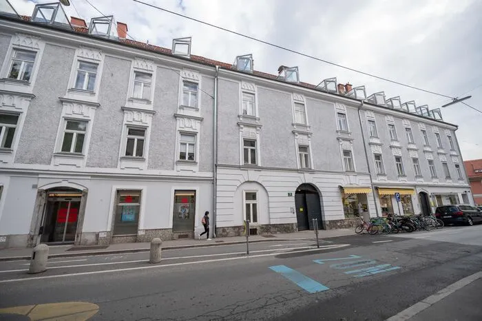 Zinzendorfgasse 1: Im Eckhaus zum Glacis war früher ein Lebensmittelgeschäft, heute ein Geldinstitut.
