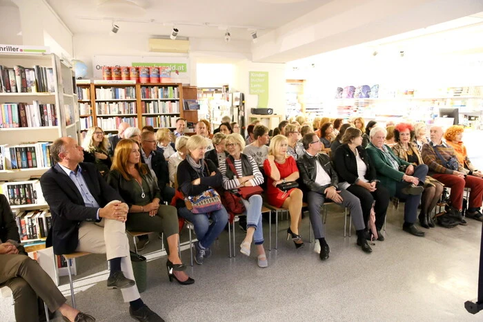 Und es war eine große Anzahl an Interessierten, die sich aus diesem Grund am Dienstagabend Richtung Hauptplatz aufgemacht hatten. 