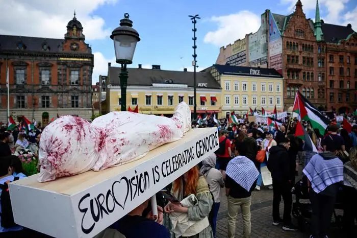 Israel könne mit dem ESC sein Image verbessern, während der Krieg andauere, sagte der Demonstrant. 