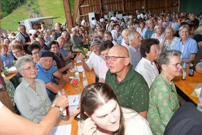 Die beiden Chorgemeinschaften und die Musikgruppe sorgten für einen stimmungsvollen Abend bei sommerlichen Temperaturen.