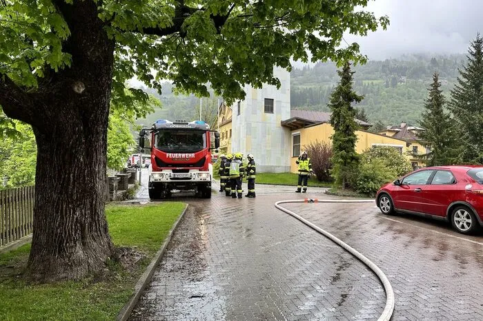 Parallel zu den Evakuierungsmaßnahmen wurde auch eine Wasserversorgung aufgebaut und mit Löschmaßnahmen begonnen.