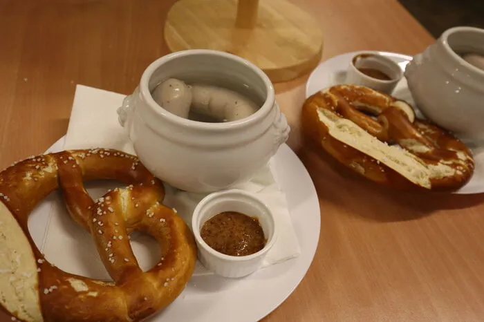 Die Gäste wurden mit zünftigen Oktoberfest-Schmankerln versorgt.