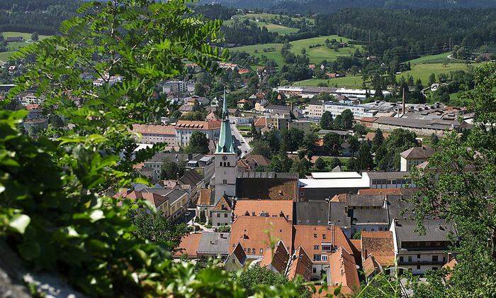 Ein Blick von der Burg Obervoitsberg über die Dachlandschaft der Stadt. Viel Grün, historisch gewachsene Strukturen und  neu Erbautes bilden harmonische Strukturen  