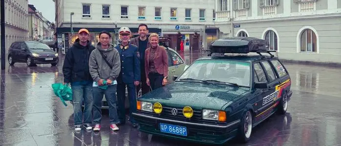 Regen bei der Ankunft: Mailänder, Füllborn und Wassermann gemeinsam mit Li, der aus China angereist ist