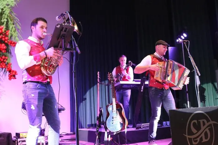 Auch die Musik stimmte an diesem vergnüglichen Abend. „Die Silberbacher“ sorgten für ein übervolles Tanzparkett. 
